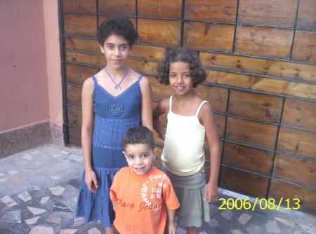c'est ma petite soeur ki porte le bleu le petit bébé c'esy aymane mon cousin et la ptite fille s'appelle hind habite au france